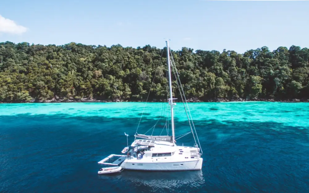 Private Katamaran-Kreuzfahrten, Insel- und Badeausflüge mit Blue Voyage Phuket Bild 1