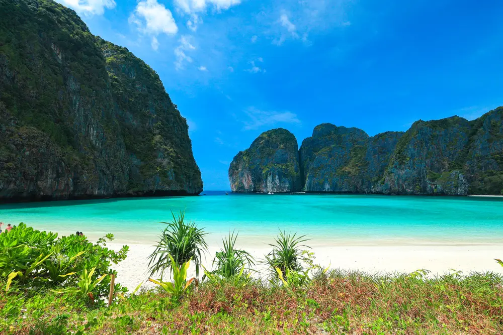 Imagen 2 de Excursión premium a Phi Phi, la playa de Maya Bay y la isla Bamboo en catamarán de alta velocidad.