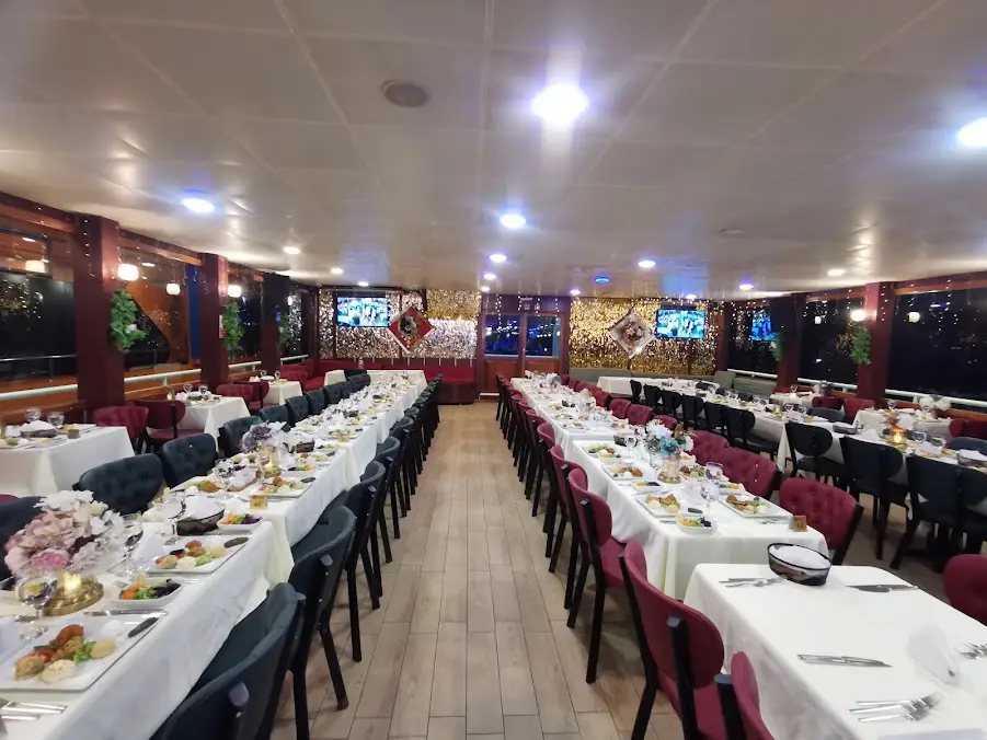 Istanbul Bosphorus Dinner Cruise Experience with Turkish Night Show görseli 3