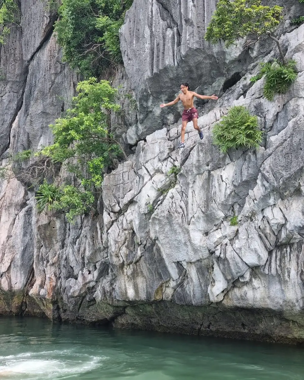 Cat Ba Lan Ha Bay Rock Climbing and Kayaking Experience with Boat Cruise รูปที่ 1
