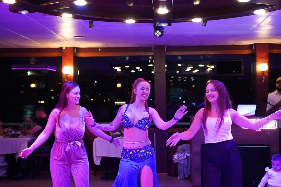 Istanbul Bosporus Abendessen-Kreuzfahrt-Erlebnis mit Türkischer Nacht-Show Bild 3