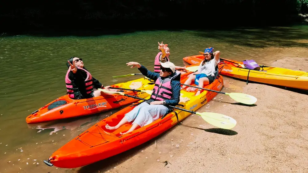 صورة Sea Kayak Krabi: Ao Thalane Mangroves, Hong Island & Sunset Kayaking رقم 2