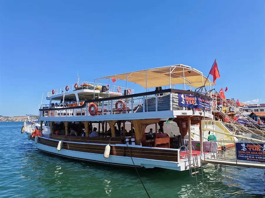Ayvalik Islands Boat Tour with Lunch, Swimming and Music Bild 1