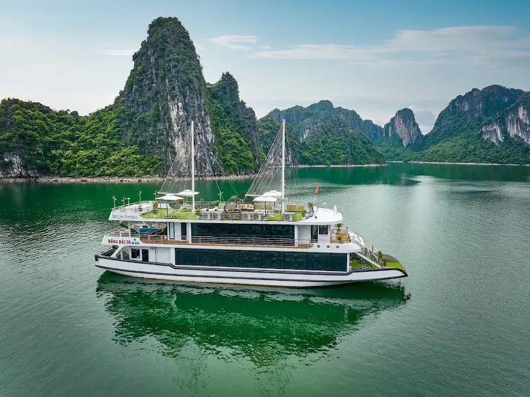 Hanoi to Halong Bay Deluxe Day Tour with Sung Sot Cave, Kayaking and Titop Island รูปที่ 1