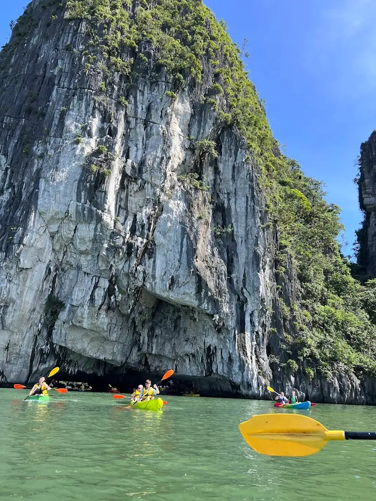 Hanoi to Halong Bay Deluxe Day Tour with Sung Sot Cave, Kayaking and Titop Island รูปที่ 3