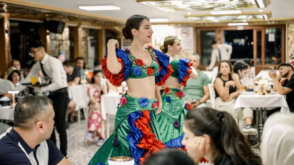 Istanbul Bosporus Abendessen-Kreuzfahrt-Erlebnis mit Türkischer Nacht-Show Bild 1